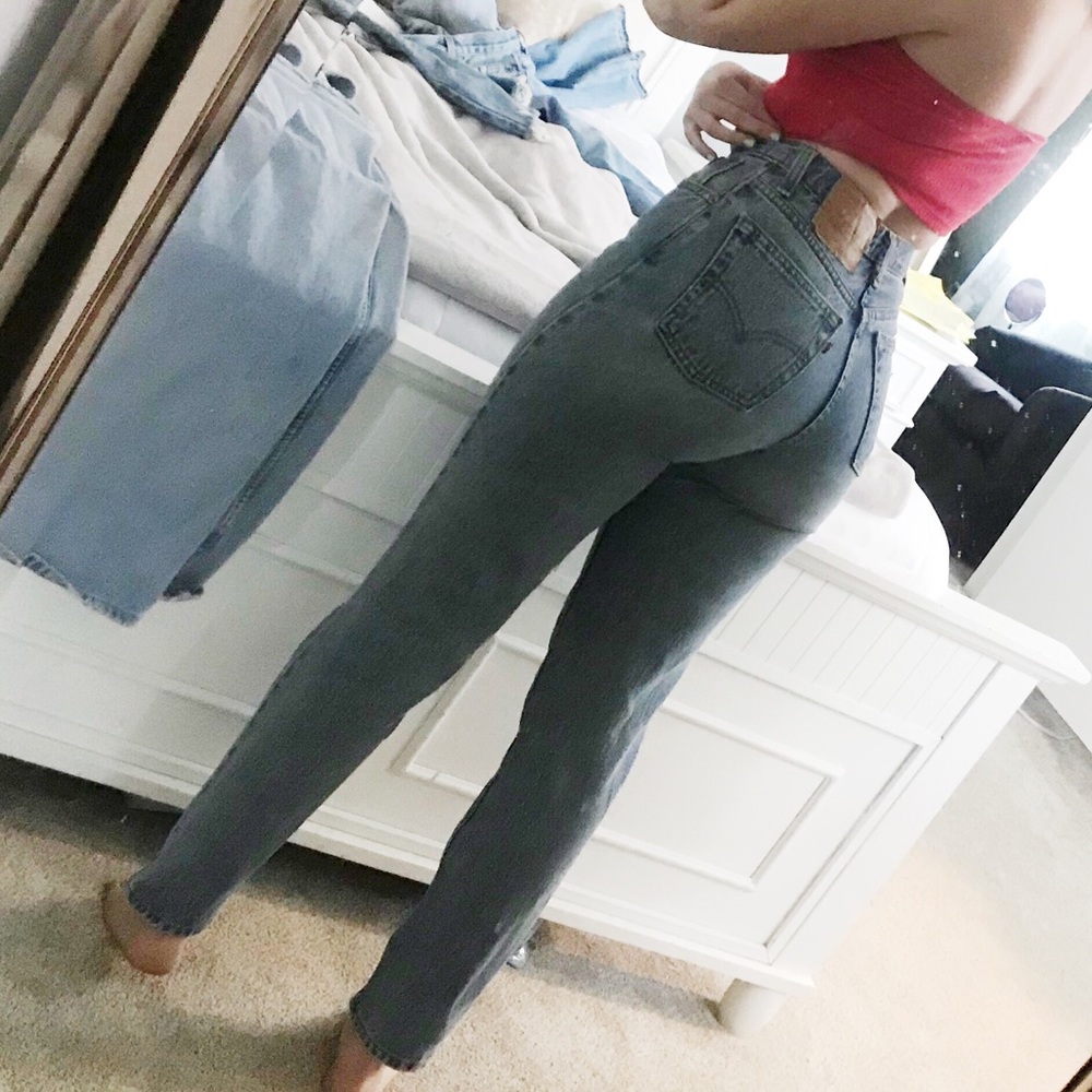 VINTAGE HIGH WAISTED LEVI JEANS SIZE 5